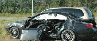 Tre ungdomar skadade i krock med älg