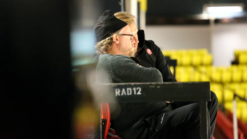 Anders Olsson bevittnade träningen från läktaren. Här i samspråk med Fredrik Nilsson, försäljningschef i Vita Hästen.