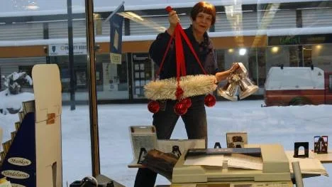 Bokhandlare Eva Larsen är en av köpmännen i Älvsbyn som håller på traditionen att plocka bort julpyntet från skyltfönstret på Knut-dagen den 13 januari.
