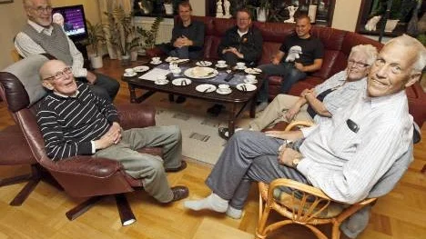 Glädjen var stor på Folkpartiet Älvsbyliberalernas valvaka. Från vänster Bert Forsberg, Folke Öberg, Esbjörn Henriksson, gruppledare Lars-Ingvar Wendt, Niklas Karlsson, Eva Nilsson och Enar Björkqvist.