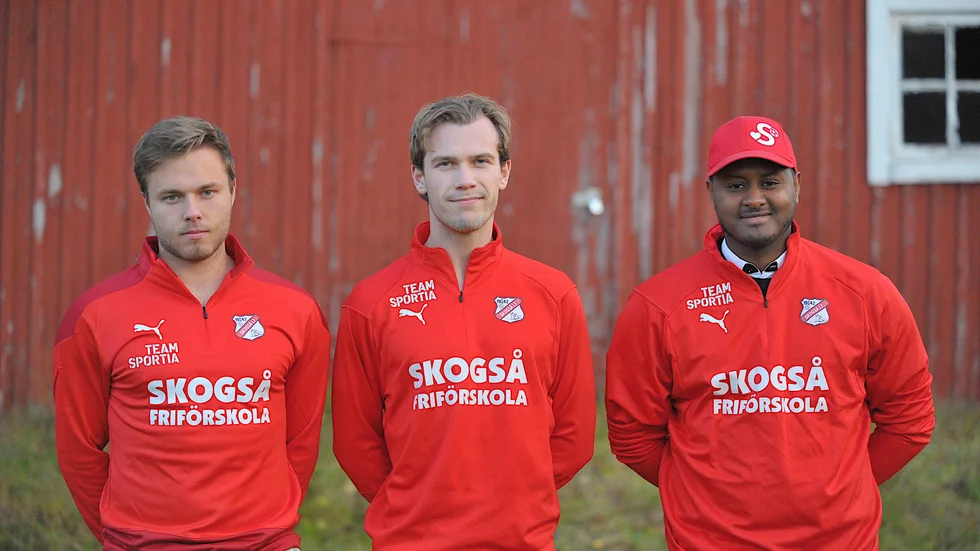 Henok Feday, till höger, tar över som huvudtränare i division 3-laget Skogså IF. Till sin hjälp får han de två assisterande spelande tränarna Samuel Stridsman och Joakim Häggström.