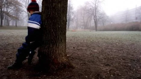 Alltför många barn står idag utanför gemenskapen på grund av familjens ekonomiskt utsatta situation. Familjen har inte råd att låta barnen delta i aktiviteter som kostar pengar.
