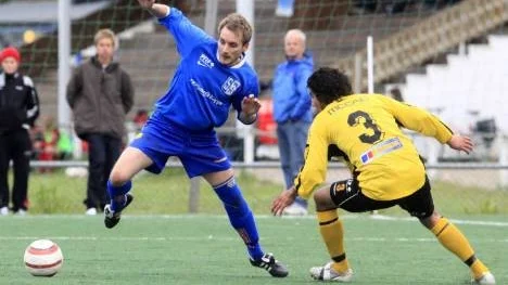 Jacob Johansson (i blått) spelar ikväll sin kanske sista match i Storfors AIK i derbyt mot Infjärden. På måndag ska han infinna sig på nya jobbet i Stockholm. (Arkivbild)