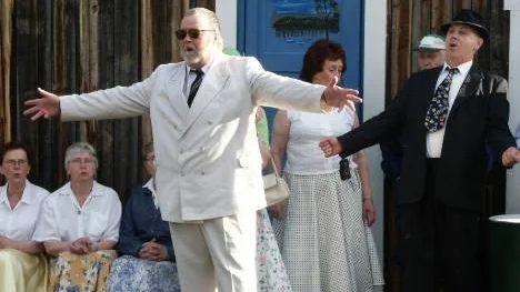 Sune Lundberg från Åkroken spelar Pastor Frid i en tidigare föreställning av Kojfolket. Både rollfiguren och skådespelaren kommer att återkomma i Hemvändarna.
