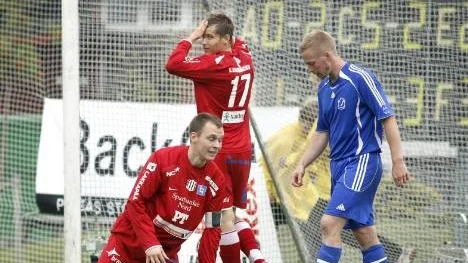 Neeej... Piteå missade många chanser mot Sollefteå och tappade poäng till IFK Luleå i toppstriden. Här är det Victor Brännström och Niclas Nilsson som grämer sig.