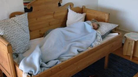 Gör något annorlunda i sommar, sov på någons soffa!