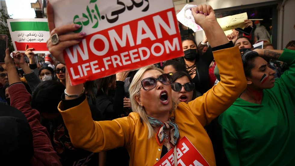 Stöddemonstration utanför Irans konsulat i Istanbul, Turkiet.