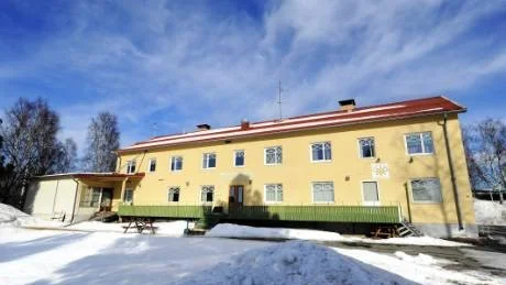 Kommunledningen har gett i uppdrag åt ordförandena i social-, kultur/fritid- och barn och utbildningsnämnderna att så snabbt som möjligt starta upp en ungdomsgård i Erikslund/Fagernäs. Snabelhuset kan vara ett alternativ.