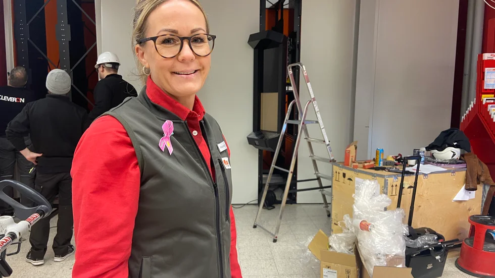 Alexandra Norén, marknadsansvarig på Ica maxi i Nyköping, hoppas att den nya postroboten ska öka flödet av paket.