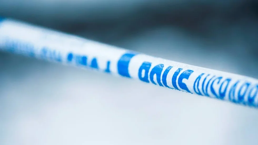 Avspärrad. Bostaden där knivskärningen ska ha ägt rum är avspärrad i avvaktan på att polisens tekniker ska göra en blottsplatsundersökning.