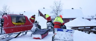 Räddningsinsats på fjället – fyra personer fastnade med skotrar