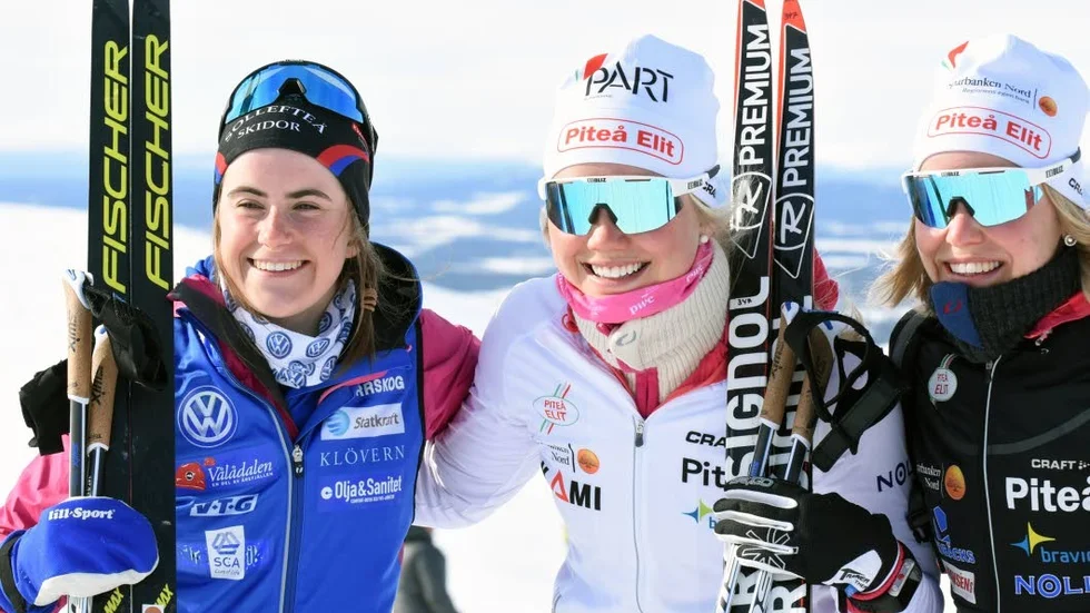 Medaljör. Piteås lag i sprintstafetten var Lisa Vinsa, till höger, och Emma Ribom, i mitten. Här flankeras de av bronsmedaljören Ebba Andersson, Sollefteå, som åkte tillsammans med Frida Carlsson.