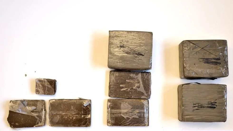 Cannabis. Totalt fann polisen tio förpackningar med cannabisharts på totalt nästan nio kilo när den 30-årige mannen greps den 1 november. Bilden från ett annat beslag.