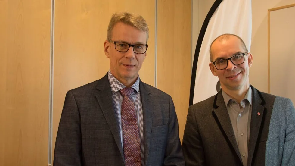 Blivande bankchef. Kommunens ekonomichef Jan Öström ska också bli chef för kommunens egen internbank. Internbanken ska sköta både kommunens och kommunföretagens upplåning. Till höger kommunalrådet Niklas Nordström.