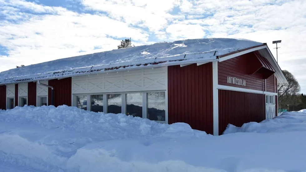 Stängd. Antnässkolan stängdes på onsdagen sedan sprickor upptäckts i taket i två skolsalar.