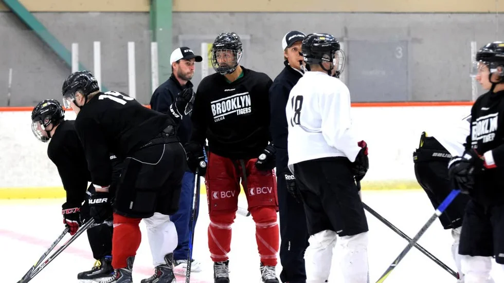 Brooklyn. Per Ledin, 39, har hållit igång i höst med Brooklyn Tigers J20-lag.