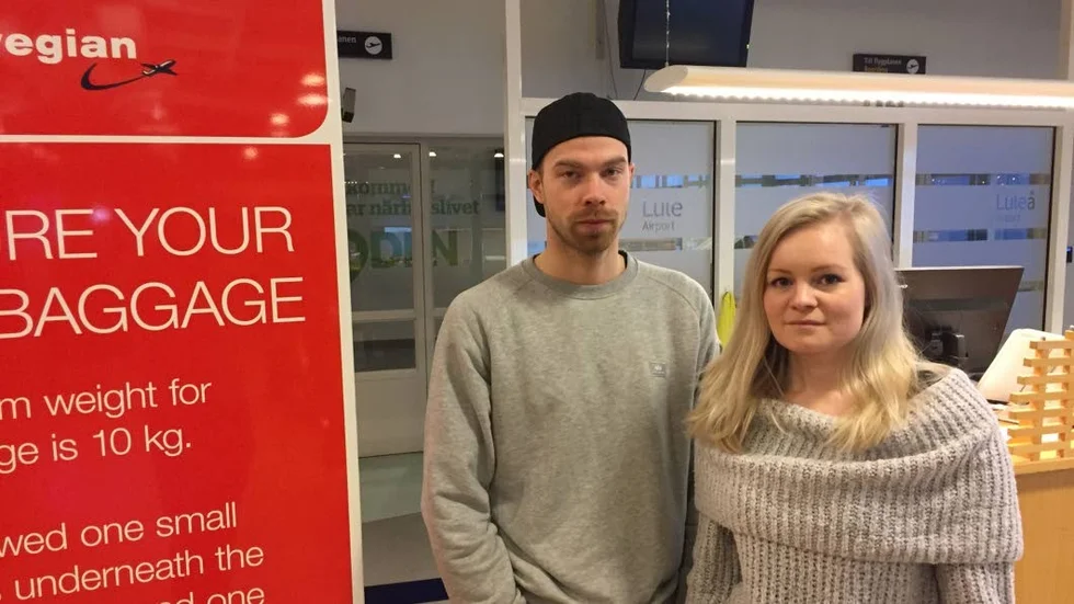 Bittert. Tobias Fagervall och Julia Gallming skulle flyga till Thailand i dag men ett teknikst problem med anslutningsflyget i Luleå gör att planerna nu ställs på ända.