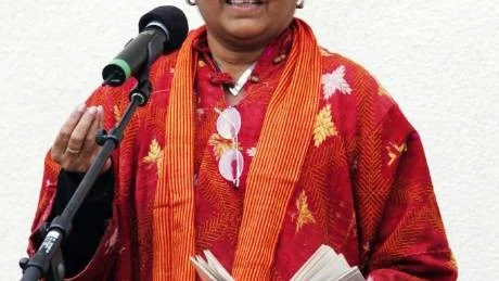 Indiska poeten Teji Grover läste på hindi.