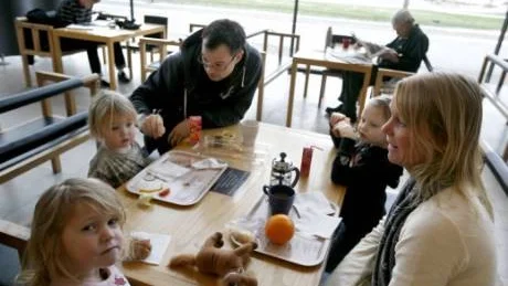 Annelie och Tuva Grindefjord var på bibloteket med kompisen  Ebba Ögren,liksom Ville med pappa Robert
