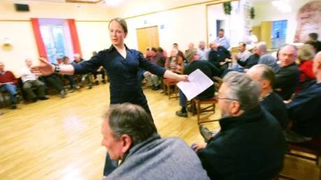 Vill ha vattenråd. Ett 50-tal personer samlades i Korsbygården i Lärbro i går kväll för att ta del av länsstyrelsens faktainventering om vattnet och för att bilda ett vattenråd för norra Gotland. Sofia Karlsson redogjorde för inventeringen.