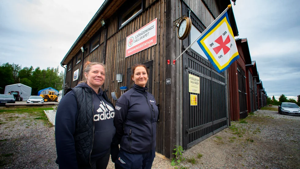 Katrin Edlund och Carina Leinehed vill ha fler kvinnliga kollegor i Sjöräddningssällskapet. "Det blir bättre arbetsmiljö då. Lite mjukare och inte det här sjöbjörnsliknande. Jag har aldrig upplevt det här, men man hör stationer som är så", säger Carina Leinehed.