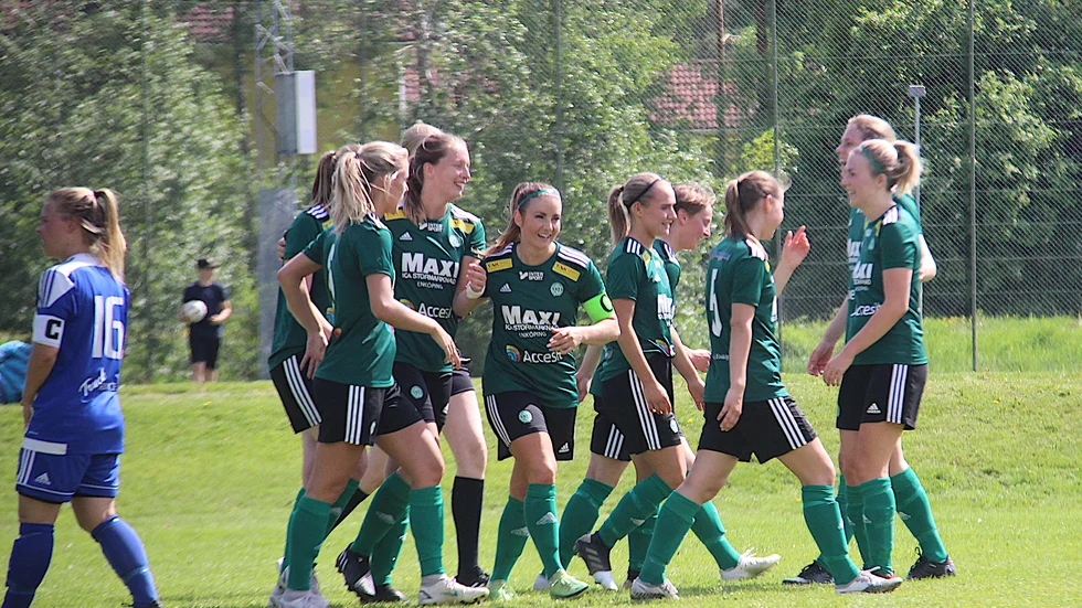 ESK ledde med 3-0 i paus. Här jublar laget med kaptenen Ida Ackelman i centrum på Fanna IP:s naturgräs.