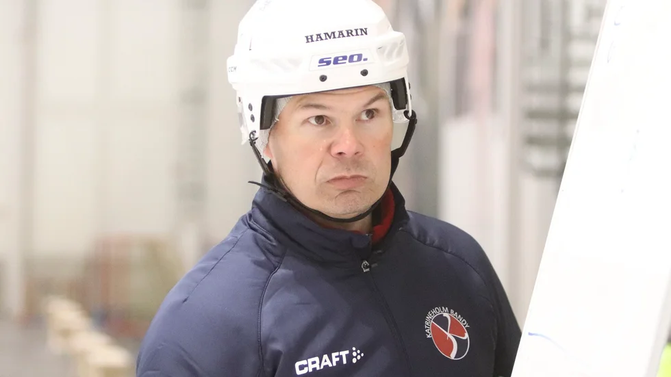 KVBS-tränaren Jari Hyttinen törs inte jubla för tidigt i och med att Borlänge överraskande slog Örebro, men det mesta pekar mot att segern mot Tellusi prktiken innebär förnyat allsvenskt kontrakt.