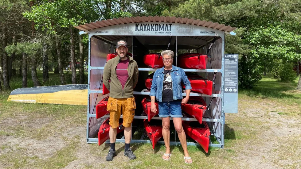 Sedan två år tillbaka driver mor och son, Strandstuvikens havsbad och camping tillsammans. "Det är mycket att göra men roligt, säger Lena Ganebring och Ted Ganebring.
