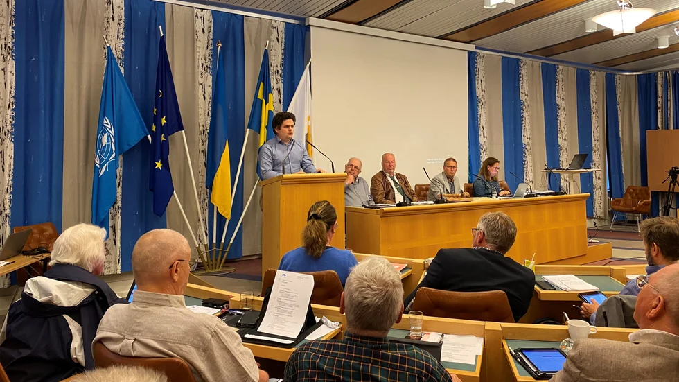 Lars Östbom (S) ordförande i revisionen förklarade vägen till beslutet om att socialnämnden inte bara skulle ha allvarlig kritik utan också en anmärkning efter det stora underskottet 2021. 