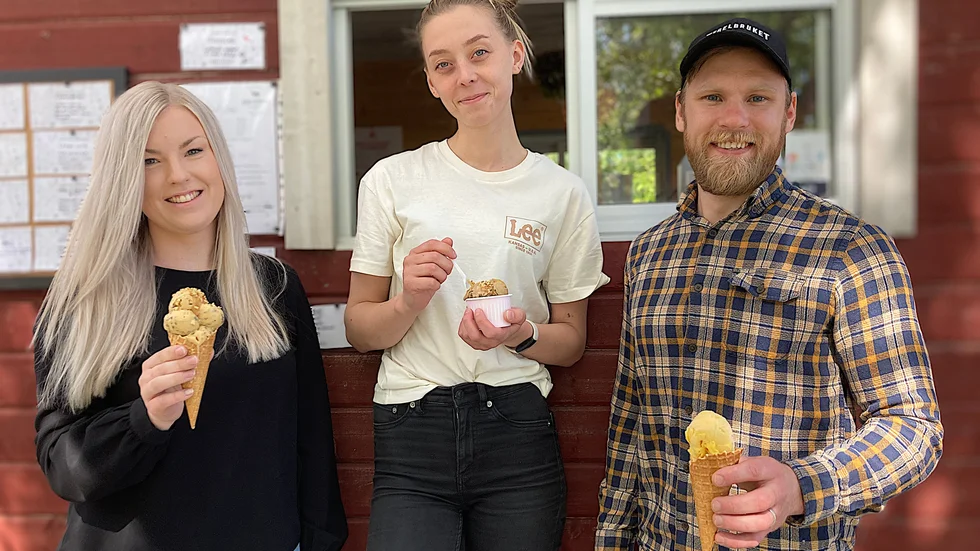 Emma Gröndal, anställda Julia Grönberg och Sebastian Gröndal äter lite glass., Vad annars, om man jobbar på ett lokalt hantverksmejeri."Ja, jag äter glass varje dag. Det är så gott",säger Julia Grönberg.