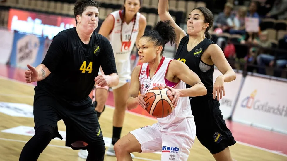 Stopp. Felicia Camaro-Ponturo försöker ta sig förbi AIK:s Janel McCarville.
