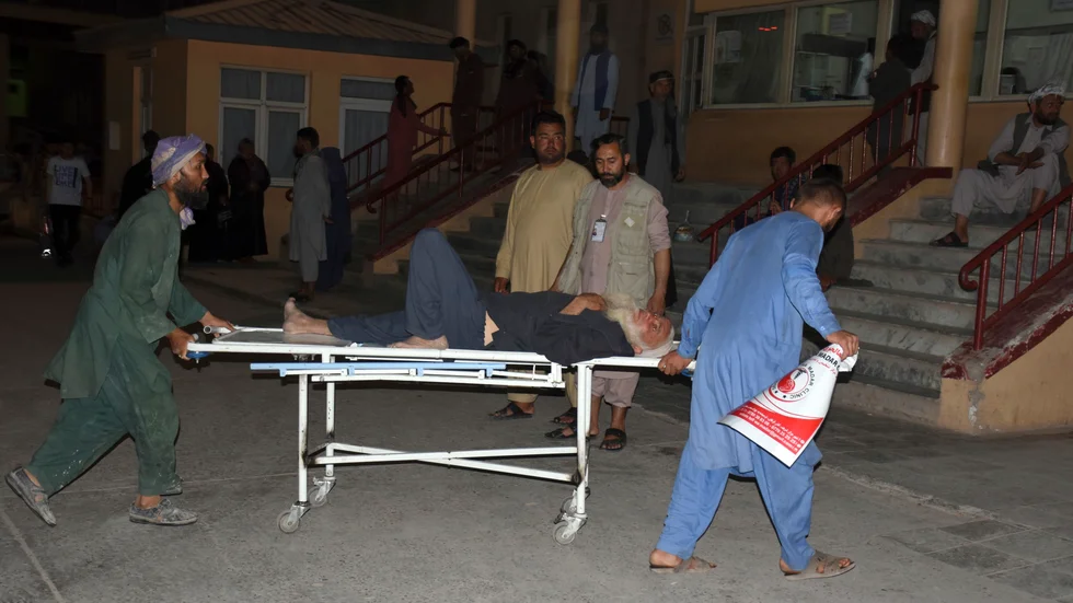 En skadad man förs till vård efter bombdådet i Mazar-e-Sharif i norra Afghanistan.
