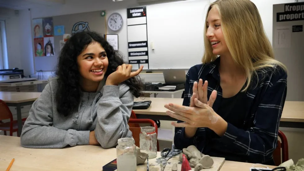 Olika nivå. Beatriz Benitez (till vänster) har chilenska föräldrar och kommit mycket längre i spanska än de flesta andra i klassen. Felicia Thomsson har bara läst språket i några år eftersom hon gick på en annan skola fram tills femte klass.
