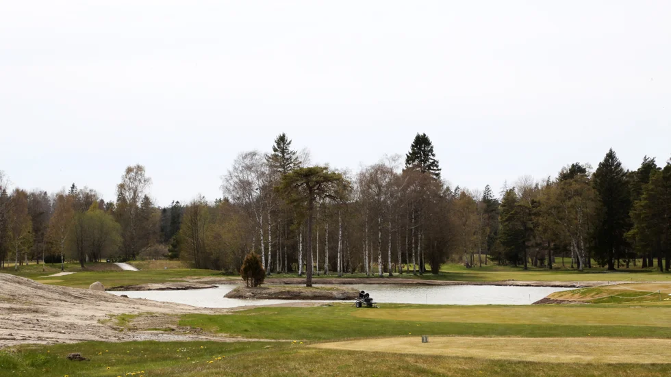 En väl tilltagen damm ramar numera in vänstersidan av greenen på hål 17, ett korthål.   