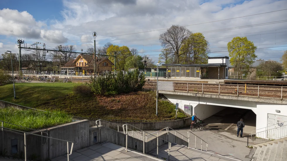 Tunneln vid järnvägsstationen blir ofta som en gaskammare på grund av alla rökare, skriver Jonas Dahlgren.