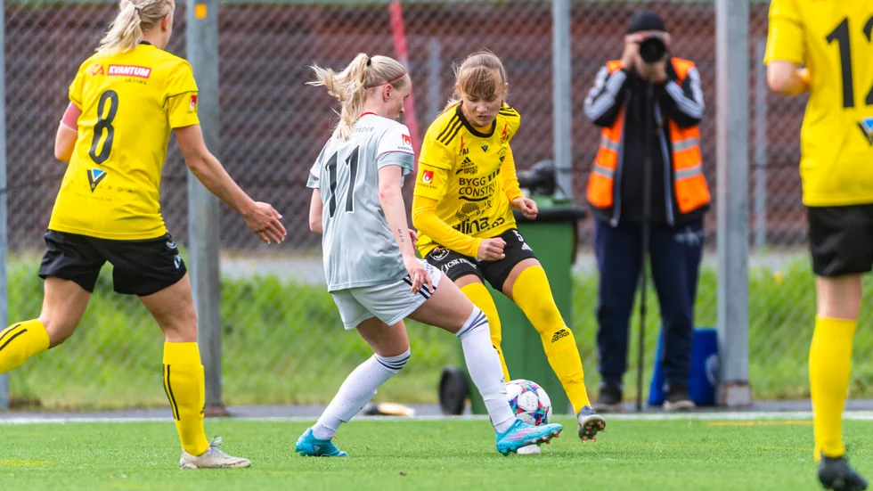 Angelina Thoresson gjorde debut i Gusk när hon kom in efter en timmes spel mot Lidköping. Till vänster lagkaptenen Sofia Fors.