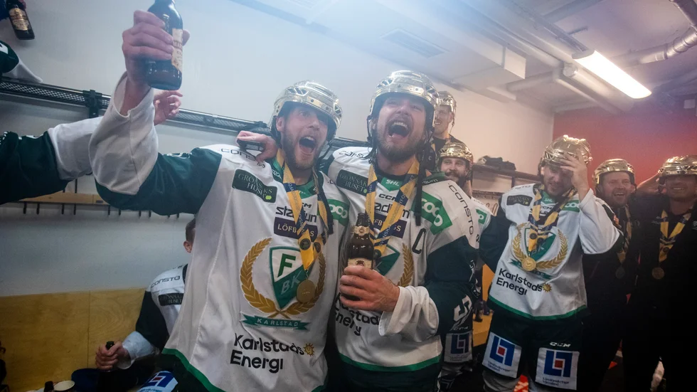 Färjestads Per Åslund och Linus Johansson firar SM-guldet.