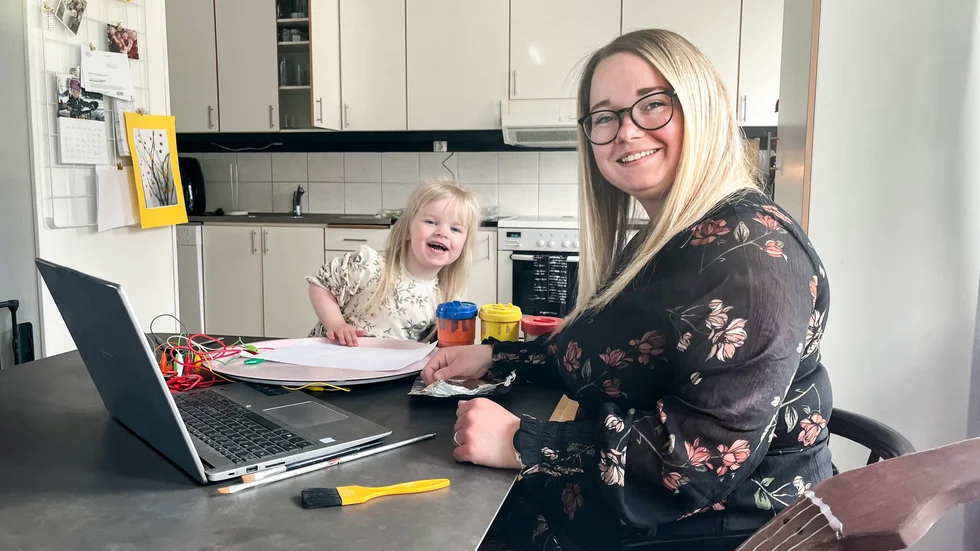 Förskolläraren Frida Oskarsson brinner för digital pedagogik. Nu arbetar hon för att utveckla det digitala arbetet på Norrfjärdens förskola, men många av verktygen testas först vid köksbordet hemma. Här ska dottern Engla, 2 år, testa att måla med musikaliska färger.