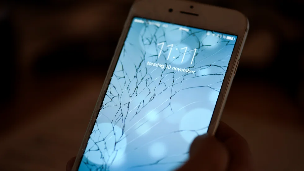Om du tappar din mobil så att den går sönder är det mest troligt att dte inte sker fredagen den 13:e.