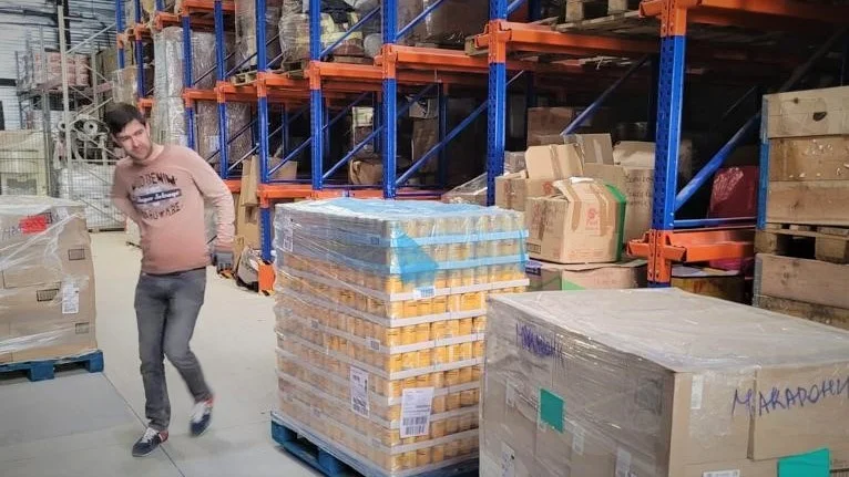 Kommunens hjälpsändning lastas ur i Lviv i Ukraina.