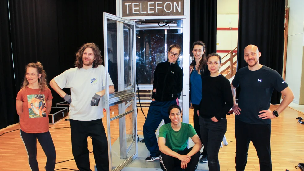 Performancekompaniet ReAct! turnerar i länet med föreställningen "Last Call" som kretsar kring en telefonkiosk.