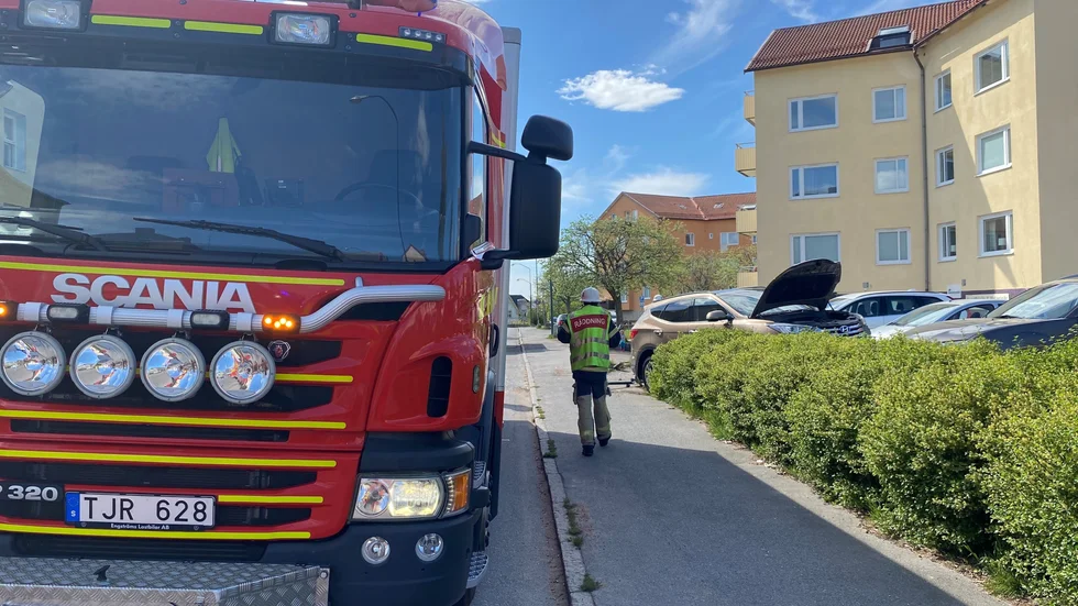 En personbil körde in i en lyktstolpe på Bondebygatan. 