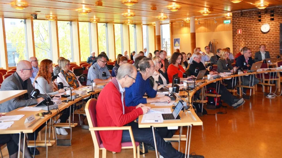 JA. Kommunfullmäktige säger ja till omfördelning av pengar för att köpa in bostäder.