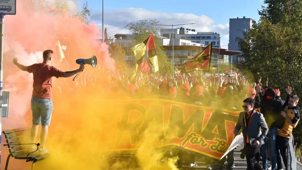 Luleåfans inleder säsongen med en mäktig marsch från Stadsparken till Coop arena. (Arkivbild)