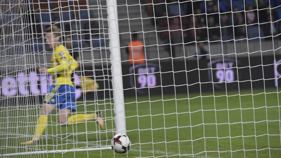 Revansch. Sveriges Emil Forsberg rullar in 0-1 under söndagens VM-kvalmatch mellan Vitryssland och Sverige på Borisov Arena.