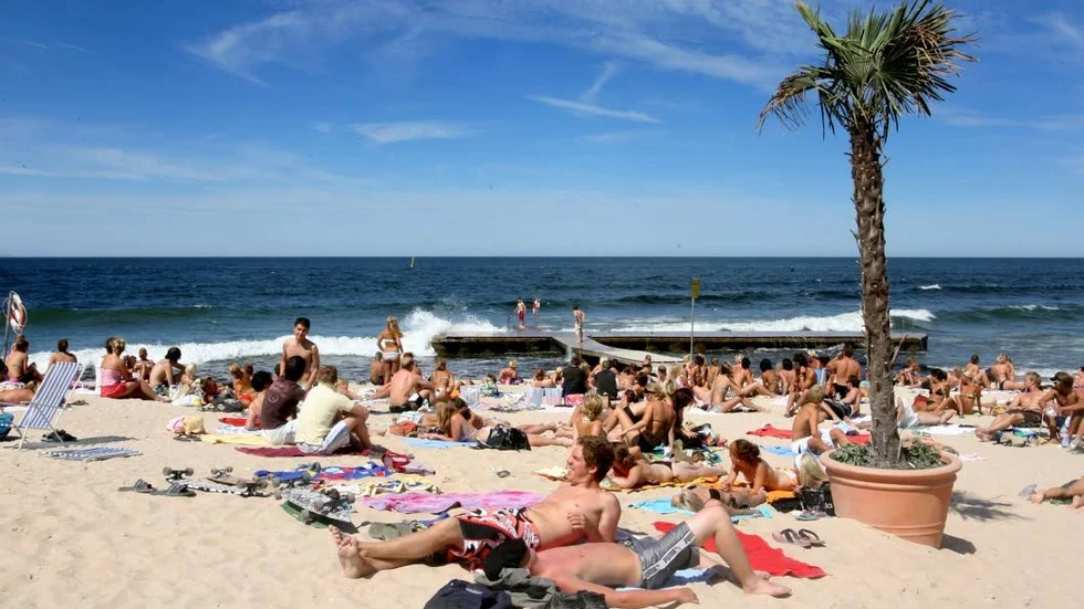 Längtar du efter mer sol och värme? Packa solkrämen för till helgen väntas värmebölja.