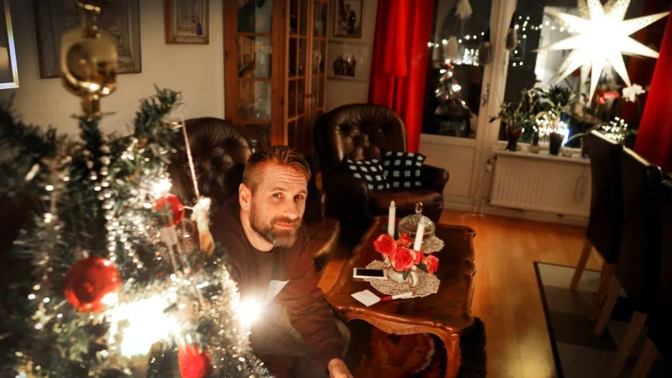 Frank Gustavsson har räkningar som ska vara betalda men han har inte fått ut någon lön. Någon mellandagsrea blev det inte tal om när pengarna måste räcka över nyår.