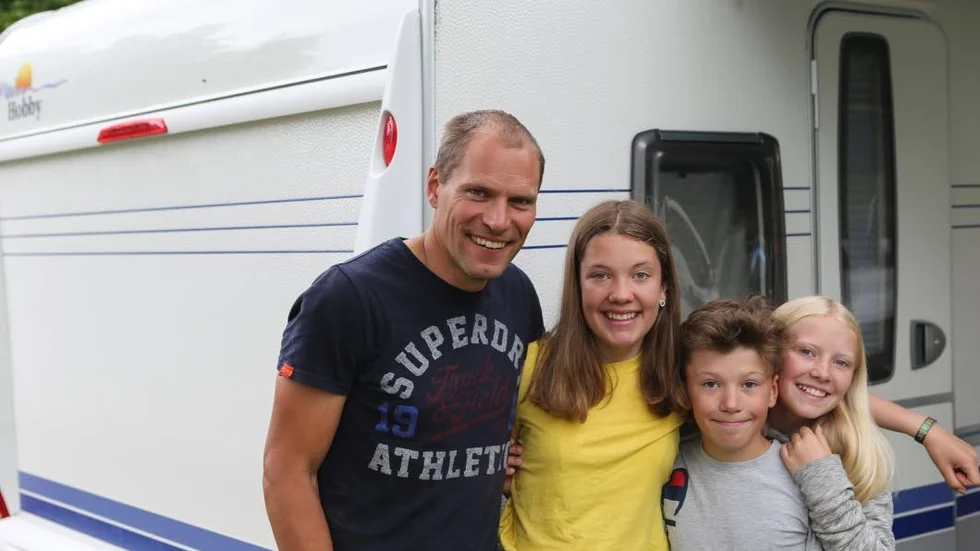 Lukas Wingren och hans barn Hanna, Axel och Ebba gillar att åka runt med husvagn i Sverige.