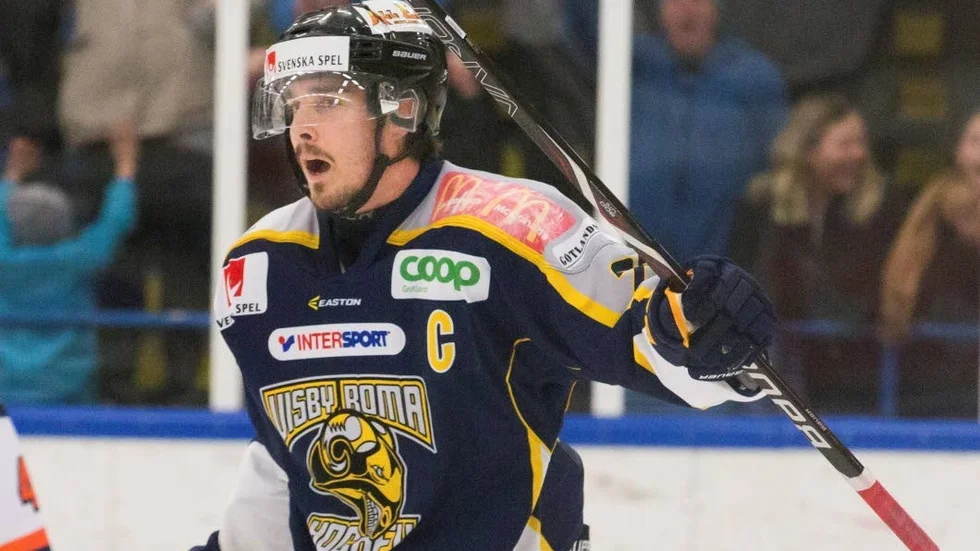 Mikael Adamsson var framträdande med två mål i segern.