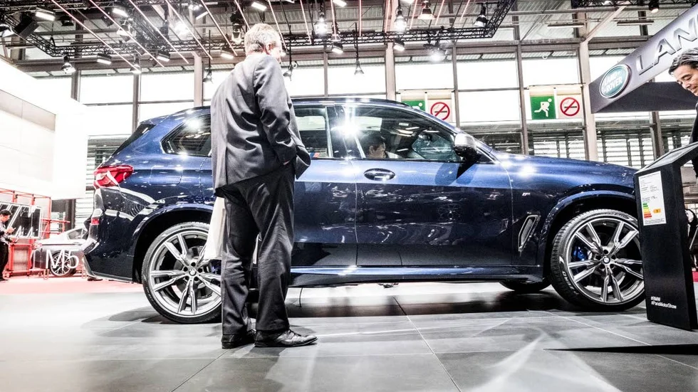 Med förfalskade kvitton på banköverföringar lyckades en 26-åring lura bilhandlare elva gånger. Bland de bilar han kom över fanns en BMW X5 (bilden).